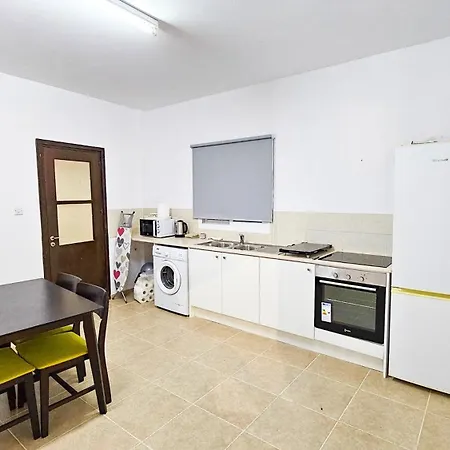 Ubytování v soukromí Sky Line Rooms, 150m From Chabad Lubavitch